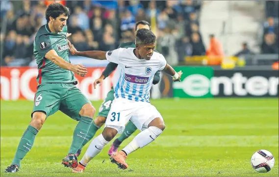  ?? FOTO: EFE ?? En el Luminus Arena San José trata de robar un balón al extremo Bailey en el partido contra el Genk disputado este pasado jueves