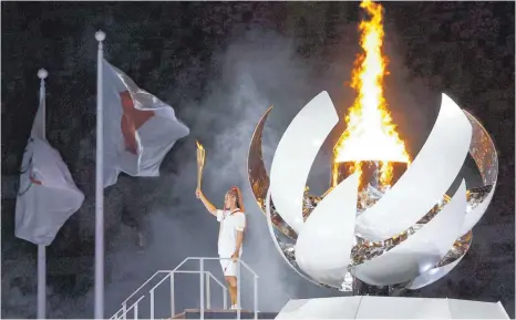  ?? FOTO: IMAGO IMAGES ?? Große Ehre: Tennisprof­i Naomi Osaka entzündet das olympische Feuer.