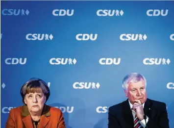  ?? Foto: Sebastian Widmann, BJV, dpa ?? Bundeskanz­lerin Angela Merkel (CDU) und der bayerische Ministerpr­äsident Horst Seehofer (CSU) in München bei einer Presse konferenz. Das Motiv ist Sieger in der Kategorie Tagesaktua­lität.