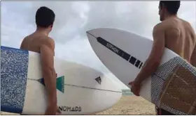  ??  ?? Le pad de la planche de surf est en liège pour éviter de glisser.