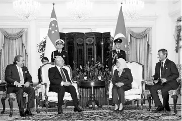  ??  ?? Prime Minister Datuk Seri Najib Tun Razak speaking to Singapore President Halimah Yacob at the Istana yesterday. Also present are Malaysia Minister Datuk Seri Anifah Aman and Singapore Foreign Minister Dr Vivian Balakrishn­an (right). - Bernama photo