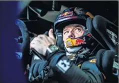  ??  ?? Sébastien Loeb, subido en el coche de Extreme E del equipo X44.