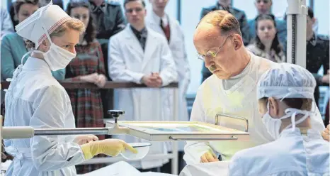  ?? FOTO: ARD/JULIE VRABELOVA ?? Der berühmte Chirurg Sauerbruch wird in den neuen „Charité“-Folgen von Ulrich Noethen gespielt.