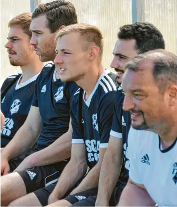  ?? Foto: Roland Furthmair ?? Mit die schwierigs­te Aufgabe von Trainer Roland Jegg (rechts) in dieser Saison: Die Spieler auf der Bank des FV Bellenberg bei Laune zu halten.