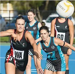  ?? ?? Using her speed and agility, Warragul wing attack Sienna Green proved a handful for Wonthaggi centre Jess Blair in A grade.