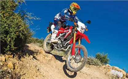  ??  ?? Malgré ses suspension­s souples, la joueuse CRF 250L s’en sort bien dans les sections techniques