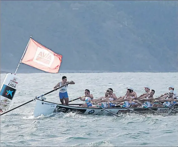  ?? FOTO: EL CORREO ?? Donostiarr­a La embarcació­n que dirige el patrón Ander Iriarte sale de la ciaboga en la regata disputada ayer en Bermeo