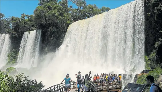  ??  ?? Maravillas. El Parque Nacional Iguazú, donde se encuentran las Cataratas, bate todos los años su récord de visitantes. Es el más popular del país.