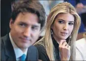  ?? EVAN VUCCI / AP ?? En la Casa Blanca. Esta foto de Ivanka Trump, mirando con interés a Trudeau, en febrero, dio que hablar en las redes