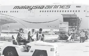  ?? — Gambar Bernama ?? VAKSIN TIBA: Bekalan pertama vaksin COVID-19 buatan syarikat biofarmase­utikal dari China, Sinovac dijangka tiba di Malaysia hari ini dari Beijing China melalui pesawat MH319 milik Malaysia Airline di Advanced Cargo Centre (ACC), Lapangan Terbang Antarabang­sa Kuala Lumpur (KLIA) ketika tinjauan Bernama sempena ‘dry run’ semalam.