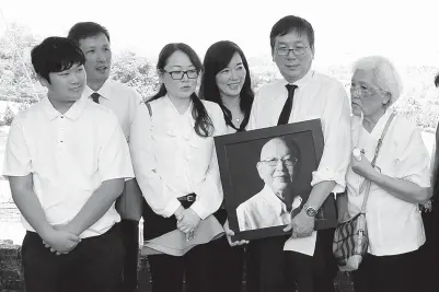  ?? -Gambar oleh JAMES TSEU ?? DARI kanan: Kuok, James, Helen, Jenny, Kheh Yong dan cucu mendiang Ngu, Wesley merakamkan kenangan bersama gambar mendiang Ngu di Nirvana Memorial Park.