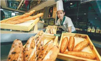  ?? ADIB RAWI YAHYA/ THESUN ?? Lee with some of the breads he and his staff produce.