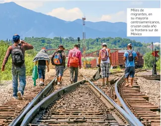  ??  ?? Miles de migrantes, en su mayoría centroamer­icanos, cruzan cada año la frontera sur de México