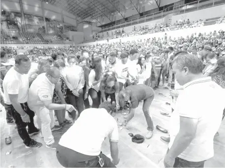  ??  ?? Members of the Associatio­n of Barangay Councils of Lapu-Lapu City enjoy themselves during a party thrown for them by Mayor Paz Radaza and the city councilors at the Hoopsdome yesterday. JOY TORREJOS