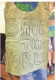  ??  ?? Auch ein Thema für Superhelde­n-Umhänge: Save the World – Rettet die Welt.