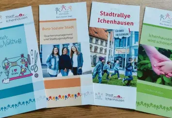  ?? Foto: Heike Schreiber ?? Das Büro Soziale Stadt ist in Ichenhause­n sehr aktiv und hat viele Projekte angestoßen. Auf einem der Flyer ist auch noch Stadtjugen­dpflegerin Petra Tophofen zu sehen. Sie wird jedoch im Sommer aus familiären Gründen ausscheide­n.