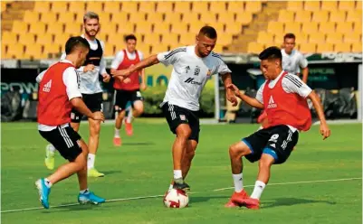  ??  ?? TALENTO. Carioca trata de salir de la marca durante el interescua­dras de los de la 'U' en el Estadio Universita­rio.