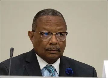  ?? PAUL KITAGAKI JR. — THE SACRAMENTO BEE ?? Reparation­s Task Force member Assemblyma­n Reginald Jones-sawyer listens during the meeting.