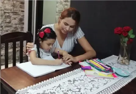  ?? CorTESÍA ?? Mariela Barrantes se convirtió en la maestra de su hija Mary Ángel Cerdas, quien cursa el primer grado en la Escuela Ismael Coto Fernández, en Alajuelita.