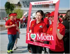  ??  ?? Le 12 mai 2019, à l’occasion d’une course à Fuzhou, des coureurs s’engagent au nom de l’amour pour les mères.