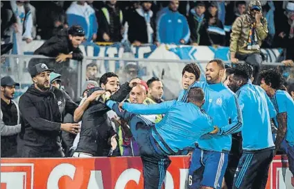  ?? FOTO: TWITTER ?? Una patada que le puede costar muy cara Patrice Evra, en el momento de su agresión a un aficionado del Marsella tras recibir insultos