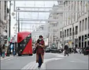  ?? (AFP) ?? A woman walks down the centre of Oxford Street in London on Saturday.