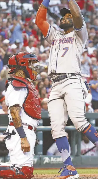  ?? GETTY ?? Jose Reyes points to skies after launching solo home run against Cardinals Friday night as Mets overcome four St. Louis dingers to take first game of series at Busch Stadium.