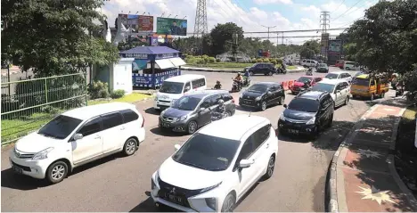  ?? DITE SURENDRA/JAWA POS ?? SOLUSI CEPAT: Mobil berjalan perlahan ketika masuk ke perumahan TPI. Dishub berupaya melakukan rekayasa agar jalan perumahan tersebut tidak macet lagi.