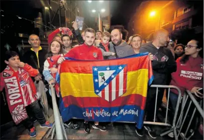  ?? ?? Aficionado­s del Atlético en Castellón, último viaje del equipo rojiblanco.