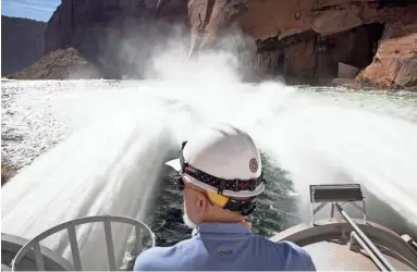  ?? PHOTOS BY MARK HENLE/THE REPUBLIC ?? John Lux opens the bypass tubes on Monday at Glen Canyon Dam.