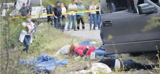  ?? FOTO: ÁNGEL ZAMUDIO ?? &gt; Los cuerpos de las tres mujeres que fueron asesinadas en el municipio de Badiraguat­o.