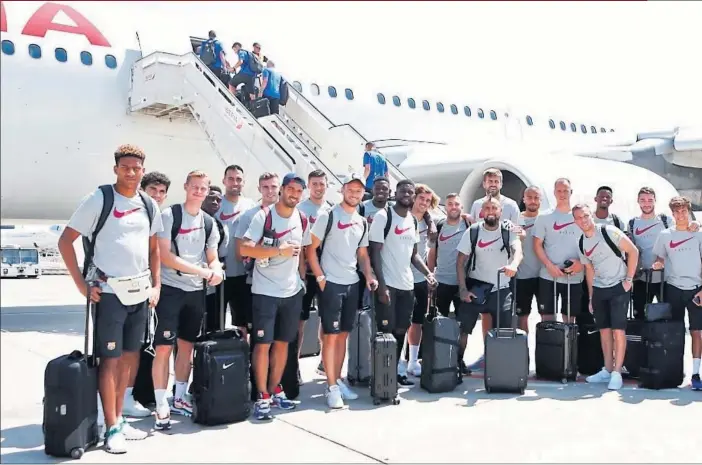  ??  ?? FALTABA EL CAPITÁN. Foto de familia de la expedición barcelonis­ta antes de partir ayer al mediodía rumbo a Miami. 26 jugadores y la ausencia de Leo Messi, lesionado.
