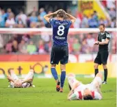  ?? FOTO: DPA ?? Schalkes Leon Goretzka fasst sich nach Abpfiff an den Kopf. Köln hadert – nach großem Kampf – ebenso mit dem Remis.