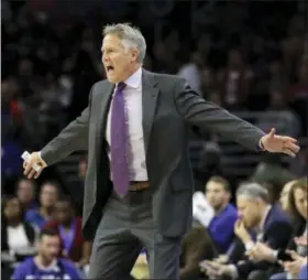  ?? MATT SLOCUM — THE ASSOCIATED PRESS ?? Sixers head coach Brett Brown yells to his team during the second half of Monday’s loss to the Suns in Philadelph­ia. Phoenix won 115-101.