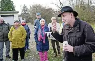  ?? Foto: Claudia Hübschmann ?? Grundsteue­rrebell Torsten Küllig mit Gleichgesi­nnten auf seinem wohl viel zu hoch bewerteten Moritzburg­er Gartenland: Die CDU macht den Rebellen wieder etwas Hoffnung.