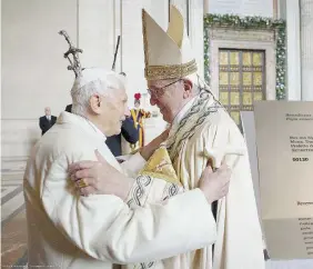  ?? Foto per gentile concession­e di Vatican News ?? Abbracci Bergoglio, Ratzinger e la lettera inviata da quest’ultimo a Viganò