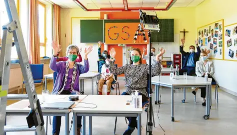  ?? Fotos: Marcus Merk ?? Große Freude an der Grundschul­e in Altenmünst­er. Gebannt wurde die Preisverle­ihung zum Deutschen Schulpreis verfolgt. Der Schulverba­nd landete schließlic­h auf dem zwei‰ ten Platz.