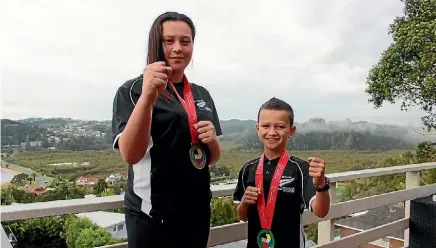  ??  ?? Teuarangi and Kingiteahu­ahu Tana with their bronze and gold medals.