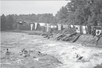  ?? ASHLEY FRASER/OTTAWA CITIZEN ?? Kabob Grady of Lapasse, Ont., rides the rapids at the world freestyle kayak championsh­ips on the Ottawa River.