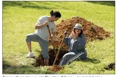  ??  ?? Tranquillu­m House staffer Yao (Manny Jacinto) helps guest Frances (Melissa McCarthy) dig a hole in “The Critical Path,” the second episode of Hulu’s “Nine Perfect Strangers.”