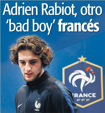  ??  ?? Archivo. Adrien Rabiot llega para una conferenci­a de prensa antes de iniciar el trabajo con el combinado francés, en las eliminator­ias para el Mundial del 2018.