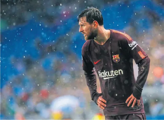  ?? Adrián quiroga ?? Bajo una lluvia torrencial se jugó un volcánico derbi catalán; messi, en media hora, otra vez desequilib­ró