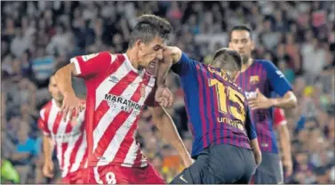  ??  ?? CAZADO. Momento del codazo de Lenglet a Pere Pons que le costó la roja al central azulgrana.