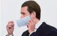  ?? FOTO: AFP ?? Kanzler Kurz macht es vor: In Österreich gilt Maskenpfli­cht.