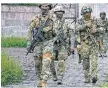  ?? FOTO: DPA ?? Russische Soldaten gehen durch Mariupol.