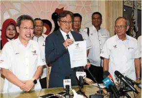  ?? — ZULAZHAR Sheblee/thestar ?? Full support: abang Johari (centre) showing the GPS statement at a press conference in Kuching.