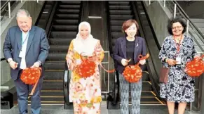  ?? ?? (From left) sksmc executive director datuk Wira Lim Kim Long, Noraini, Tan and medical director dr selvi Thavamoort­hy at the launch of the centre’s outdoor escalator.