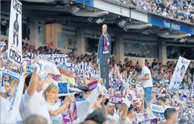  ??  ?? ‘FELIZIDANE’. El entrenador francés fue el gran protagonis­ta en la grada desde la previa del encuentro. Fue aclamado y aplaudido por un público entregado a su figura.