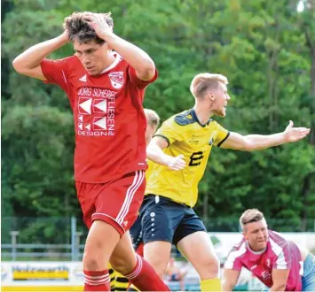  ?? Foto: Andreas Lode ?? Weil die Neusässer (links Moritz Schiele) beste Chancen nicht nutzen konnten, mussten sie sich im Derby gegen den TSV Leiters hofen (von rechts Markus Wieland und Max Wieland) mit einem 0:0 begnügen.