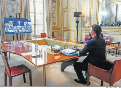  ?? MICHEL EULER / EFE ?? El presidente francés, Emmanuel Macron, sigue desde el Elíseo la videoconfe­rencia de los líderes de la UE.